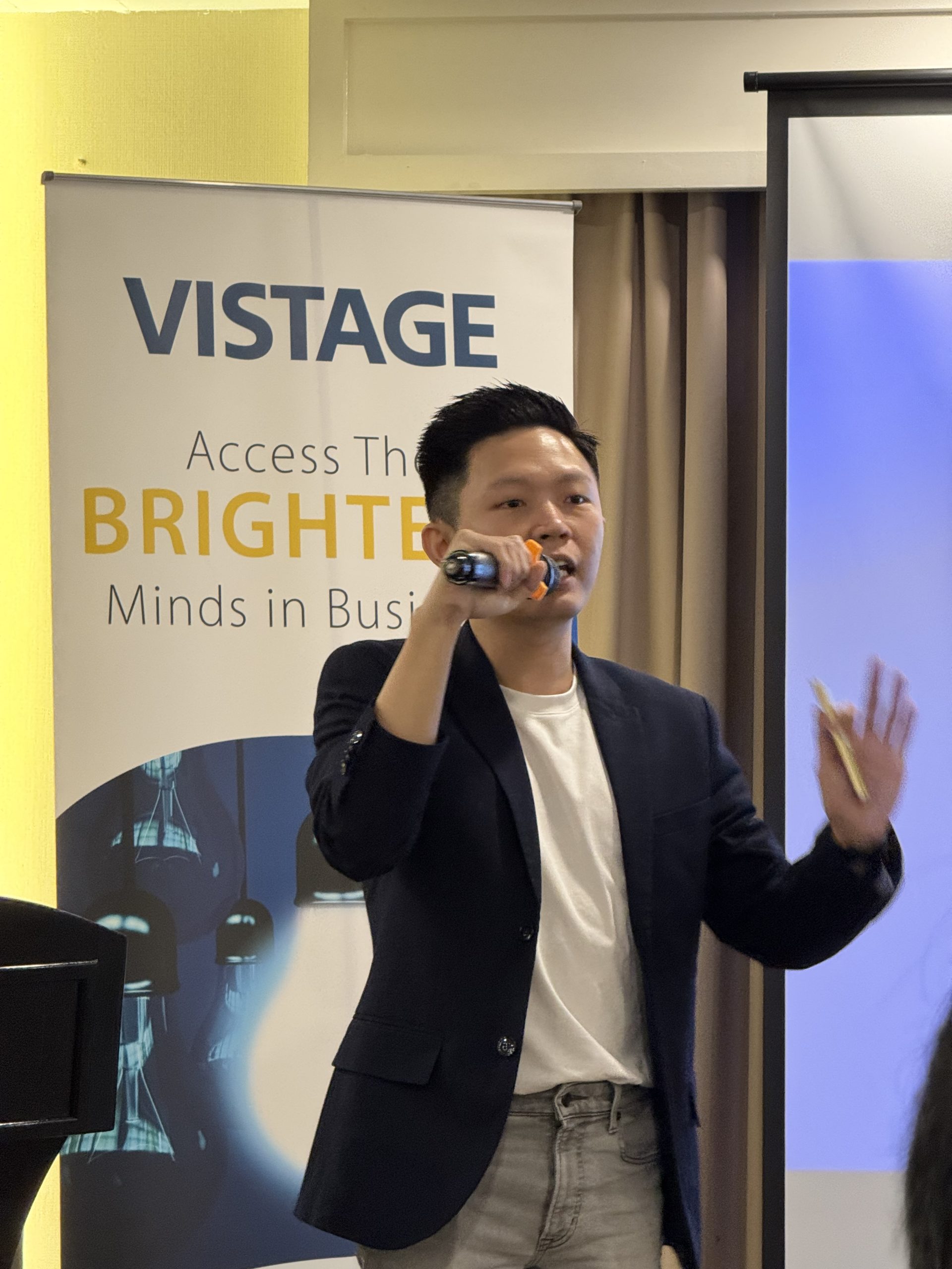 Mr. James Lau speaking at the "Bigger in M&A, Future with AI" forum